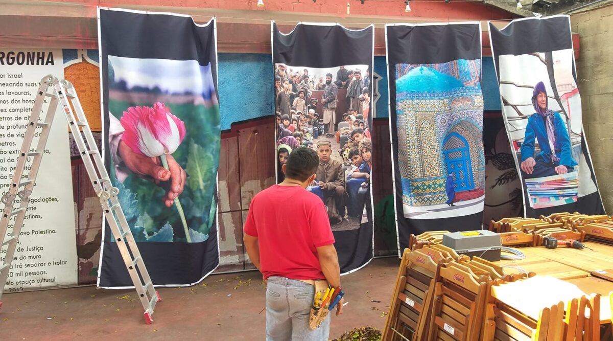 Montagem da exposição "Órfãos do Afeganistão" no Al Janiah, São Paulo [alex ribeiro / visormagico]