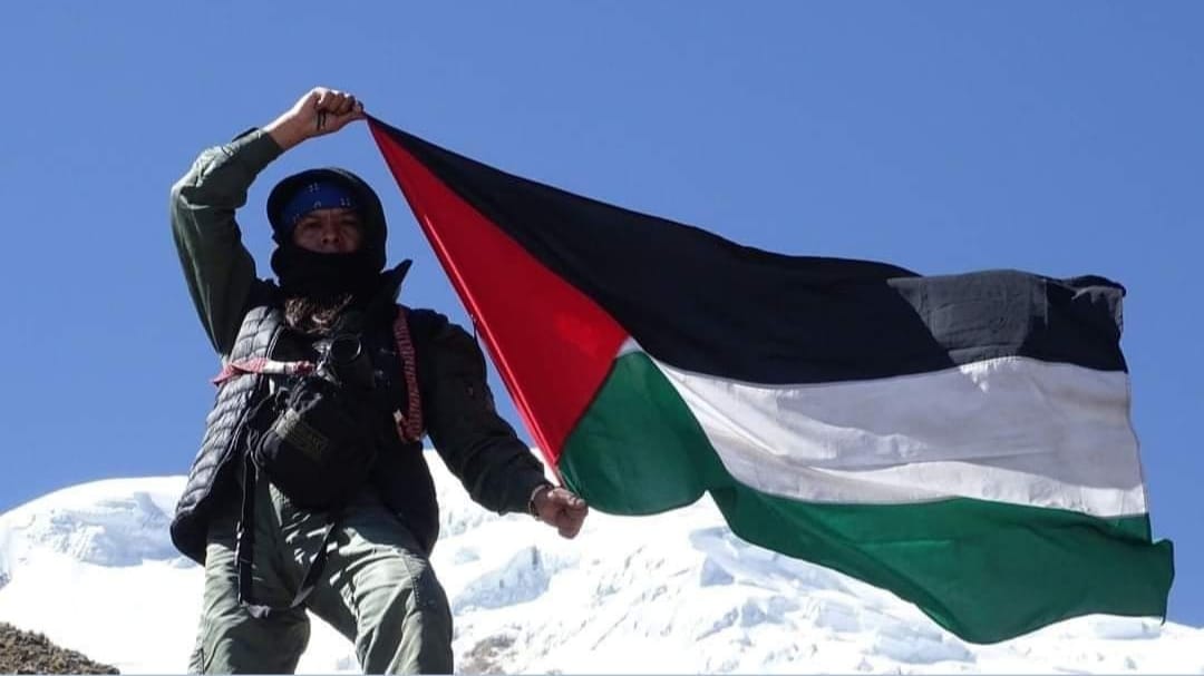 Mizkicho Miguel Valverde com a bandeira da palestina no alto da montanha Illimani [Reprodução]
