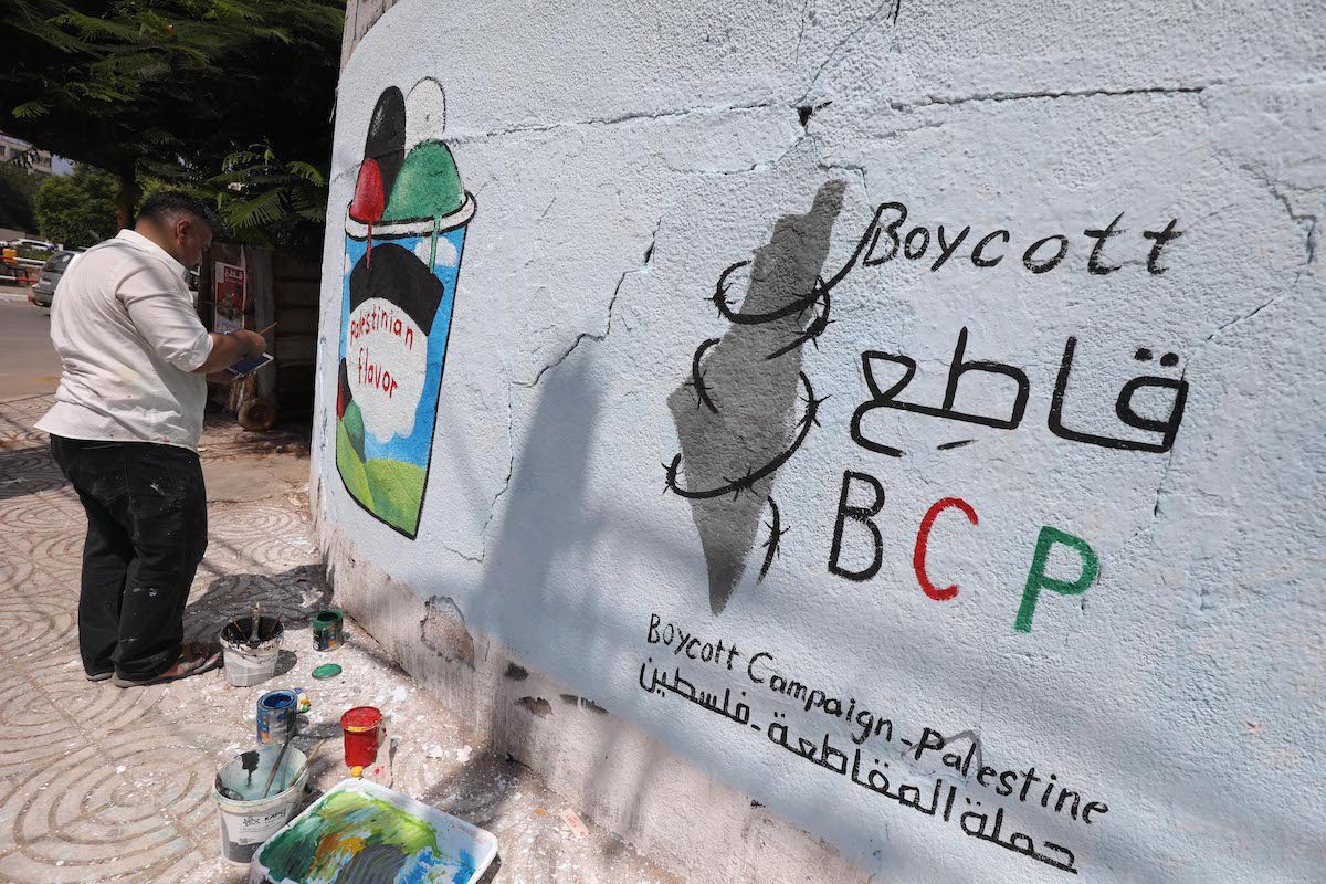 Palestinos se levantam em apoio ao Ben & Jerry's em Gaza em 29 de julho de 2021 [Mohammed Asad/Monitor do Oriente Médio]
