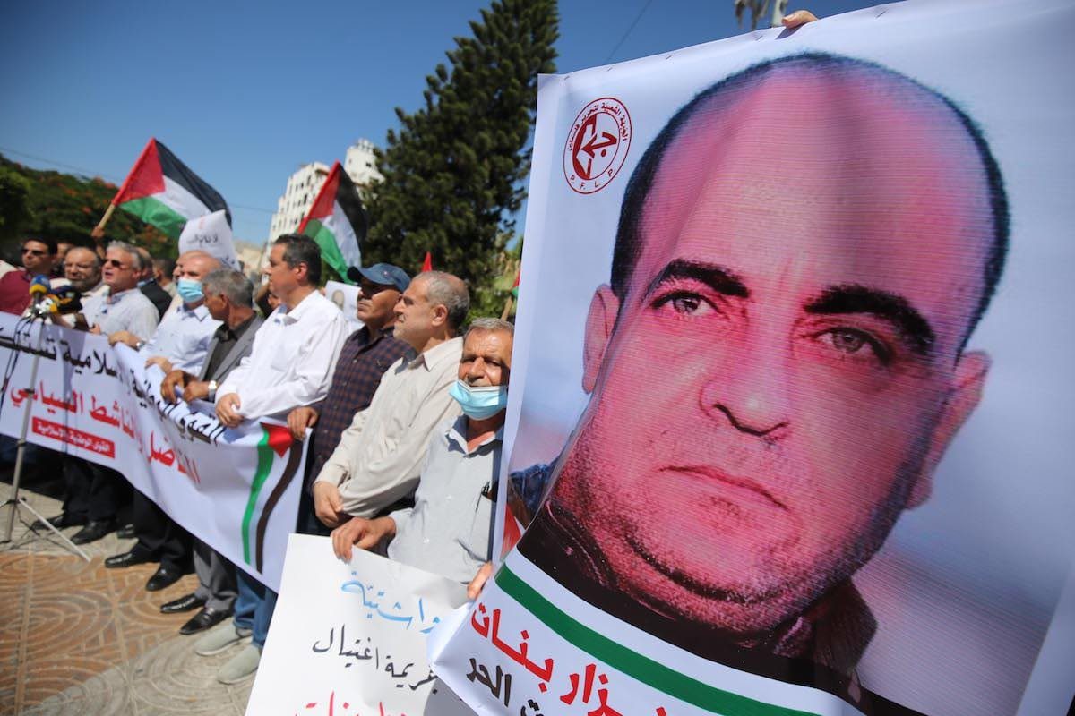 Palestinos protestam contra o assassinato do ativista político Nizar Banat, na Faixa de Gaza, 24 de junho de 2021 [Mohammed Asad/Monitor do Oriente Médio]
