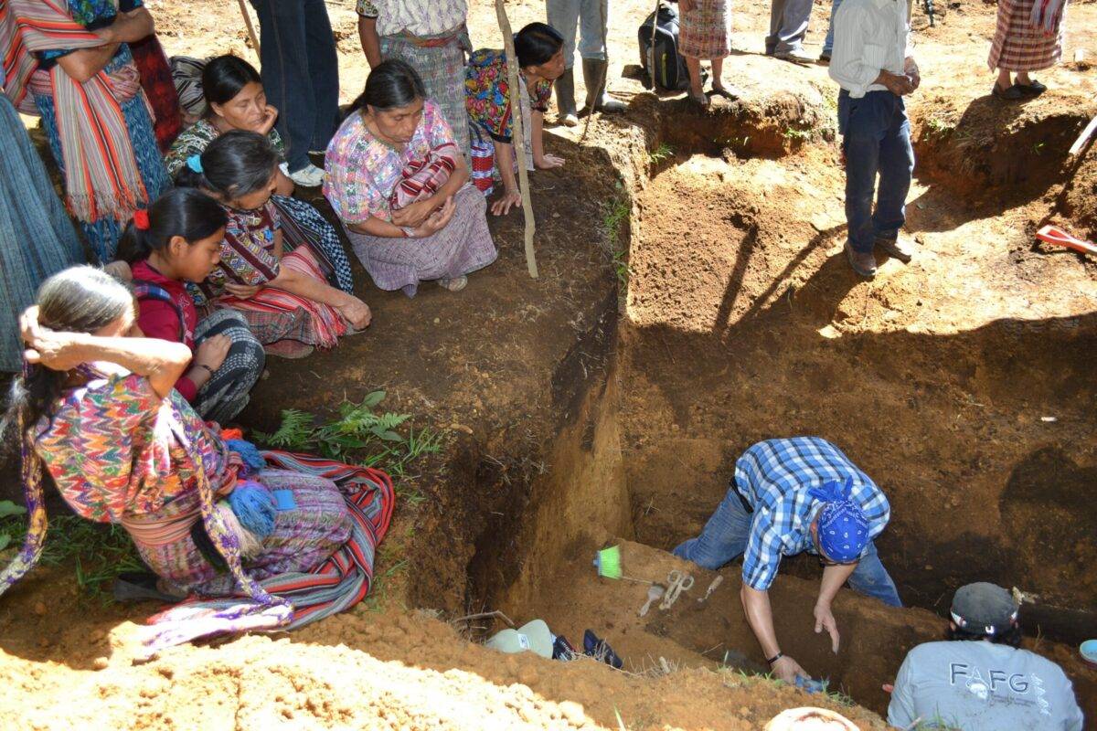 Escavações resgatam os corpos das vítimas de Dos Erres, por anos ocultos em um poço aterrado [twitter]
