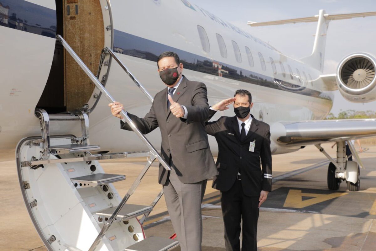 Embarque do vice-presidente Hamilton Mourão com primeira parada no Egito [ Twitter @GeneralMourao
]