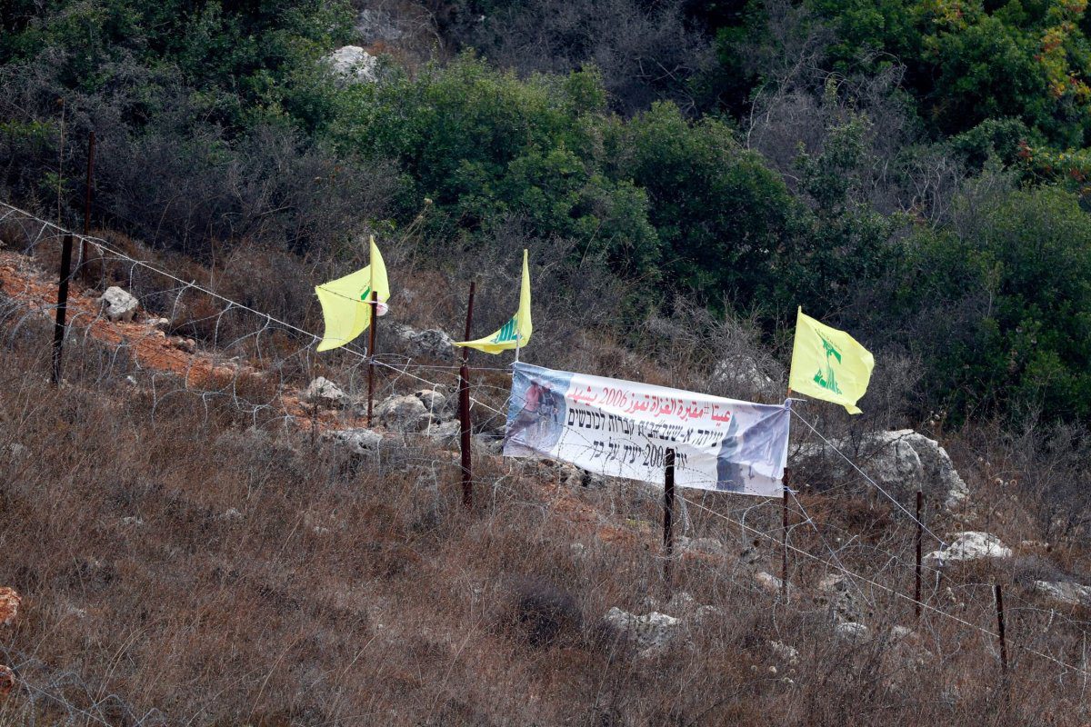 Bandeiras do Hezbollah em um ponto da fronteira israelo-libanesa no qual foram mortos oito soldados israelenses, em 2 de agosto de 2018 [JACK GUEZ/AFP via Getty Images]