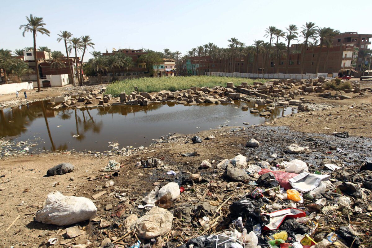 Poluição próxima ao Grande Templo de Ptah, na aldeia de Mit Rahina (Mênfis), perto de Gizé, a 35 km ao sul do Cairo, capital do Egito, 26 de outubro de 2010 [KHALED DESOUKI/AFP via Getty Images]