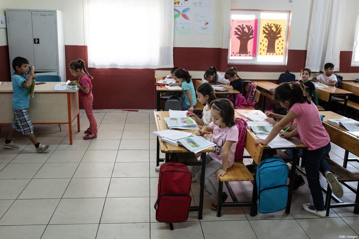 Crianças refugiadas sírias frequentam a aula de segundo grau na escola do campo de refugiados de Kahramanmaras em 19 de setembro de 2019 em Kahramanmaras, Turquia. [Burak Kara / Getty Images]
