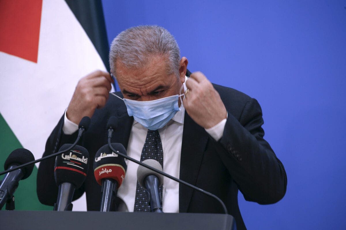 Primeiro-Ministro da Autoridade Palestina Mohammad Shtayyeh durante coletiva de imprensa em Ramallah, Cisjordânia ocupada, 5 de maio de 2020 [ABBAS MOMANI/AFP via Getty Images]
