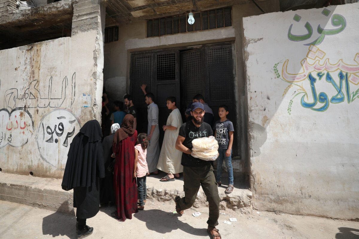 Residentes compram pão na cidade de Binnish, em Idlib, noroeste da Síria, 9 de junho de 2020 [OMAR HAJ KADOUR/AFP via Getty Images]
