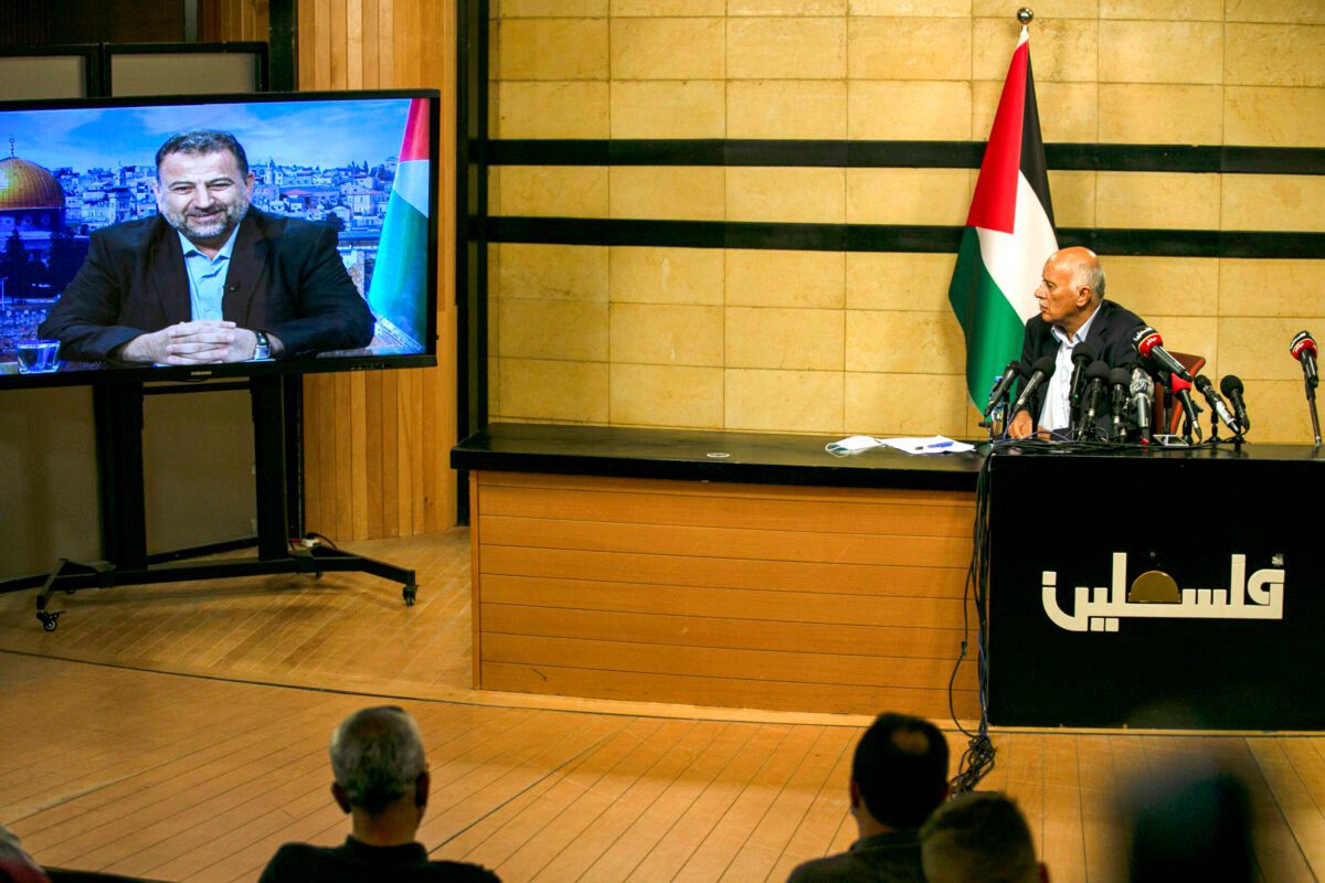 Jibril Rajoub, oficial sênior do Fatah, na cidade de Ramallah, na Cisjordânia, participa de videoconferência com o vice-chefe do Hamas, Saleh Arouri, discutindo o plano de Israel de anexar partes da Cisjordânia ocupada por Israel, em 2 de julho de 2020 [Abbas Momani/AFP via Getty Images]
