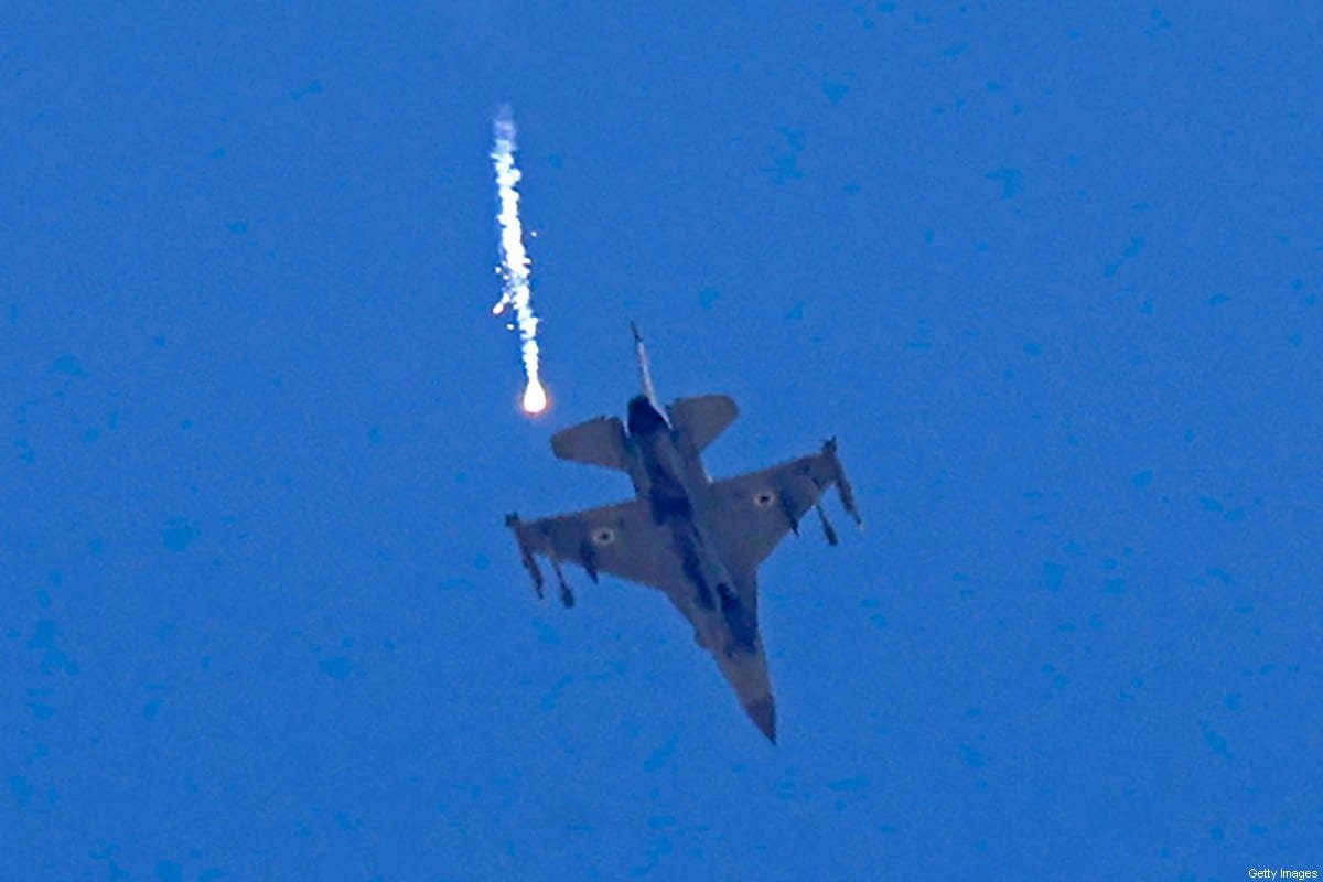 Jato de guerra israelense F-16 perto de Sderot, na região de fronteira entre o território considerado Israel e a Faixa de Gaza, em 14 de maio de 2021 [JACK GUEZ/AFP via Getty Images]