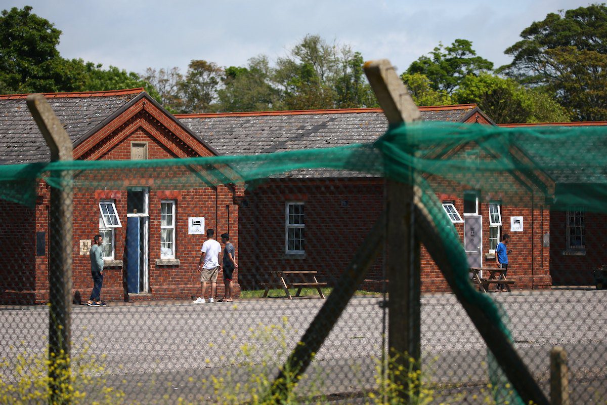 Requerentes de asilo no campo de Napier, em Folkestone, Inglaterra, 20 de junho de 2021 [Hollie Adams/Getty Images]