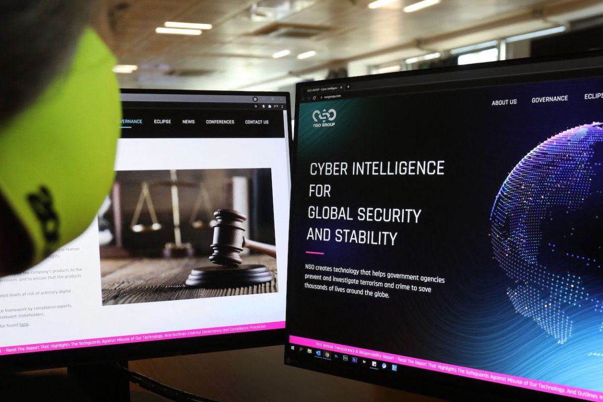 Mulher verifica o site do software israelense Pegasus em um escritório na capital cipriota, Nicósia, em 21 de julho de 2021 [MARIO GOLDMAN/AFP via Getty Images]
