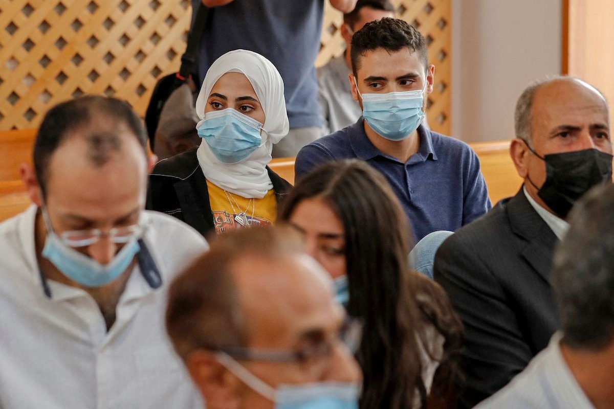 Muna e Muhammad el-Kurd participam de uma audiência na Suprema Corte de Israel sobre o iminente despejo de famílias palestinas em Jerusalém ocupada, em 2 de agosto de 2021 [AHMAD GHARABLI/AFP via Getty Images]

