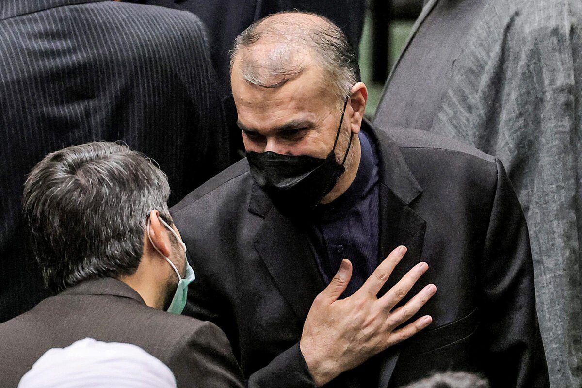 Hossein Amir-Abdollahian, o novo candidato conservador a ministro das Relações Exteriores, observa durante uma sessão do parlamento para revisar a seleção de gabinete do novo presidente na capital Teerã, em 21 de agosto de 2021 [Atta Kenare/AFP via Getty Images]
