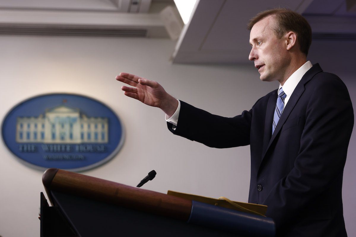 Jake Sullivan, assessor de segurança nacional da Casa Branca, fala durante uma coletiva de imprensa na Sala de Briefing James S. Brady Press na Casa Branca em Washington, D.C., na segunda-feira, 23 de agosto de 2021 [Ting Shen/Bloomberg via Getty Images]
