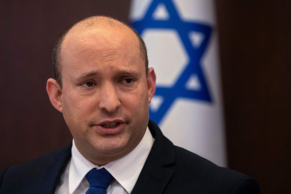 O primeiro-ministro israelense Naftali Bennett fala durante a reunião semanal de gabinete na casa do primeiro-ministro escritório em Jerusalém, em 5 de setembro de 2021 [Sebastian Scheiner/ AFP via Getty Images]
