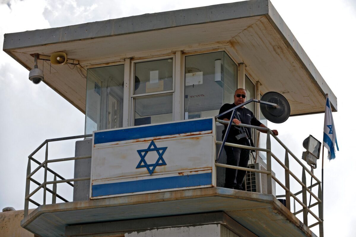 Guarda penitenciário em uma torre de vigilância na prisão de Gilboa, norte do território considerado Israel, em 6 de setembro de 2021 [JALAA MAREY/AFP via Getty Images]
