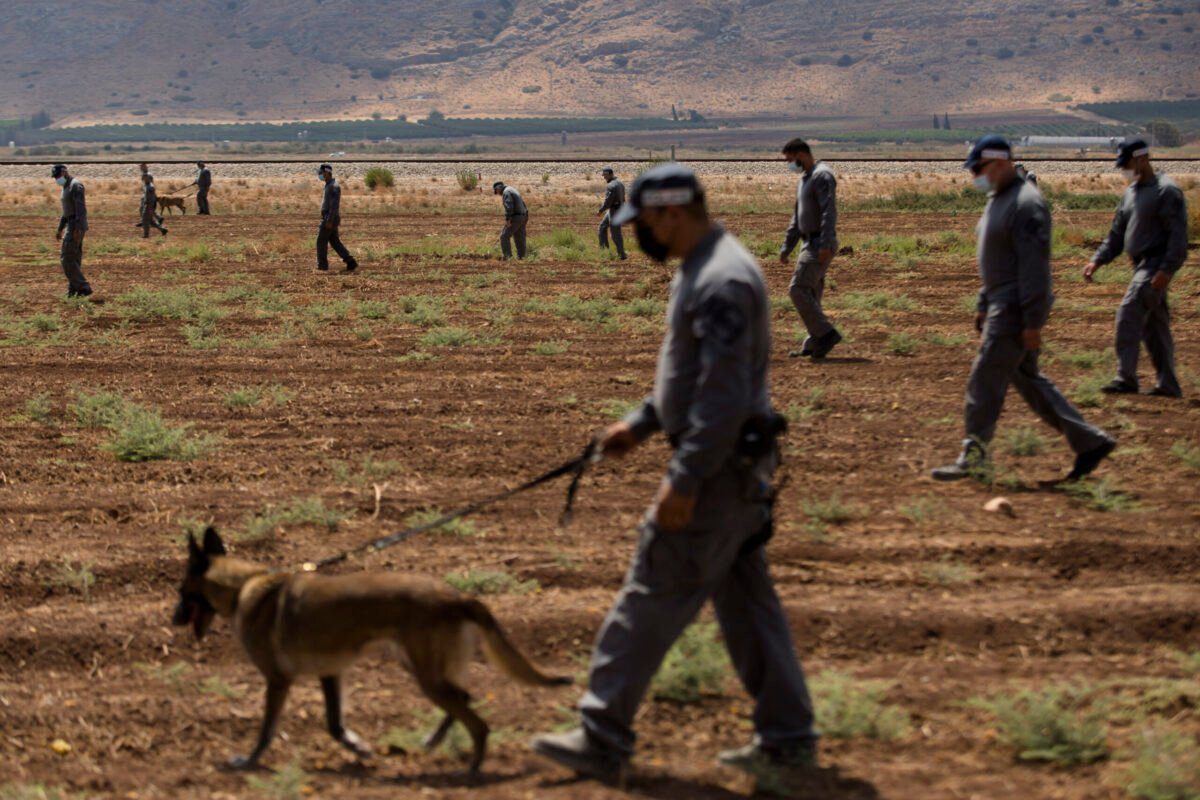 Policiais revistam enquanto investigam uma área onde seis prisioneiros palestinos conseguiram escapar da prisão de Gilboa durante a noite, em 6 de setembro de 2021 [Amir Levy/Getty Images]
