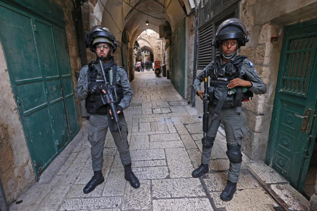 Forças de segurança israelenses montam guarda nos becos da Cidade Velha de Jerusalém, em 10 de setembro de 2021 [Emmanuel Dunand/AFP via Getty Images]
