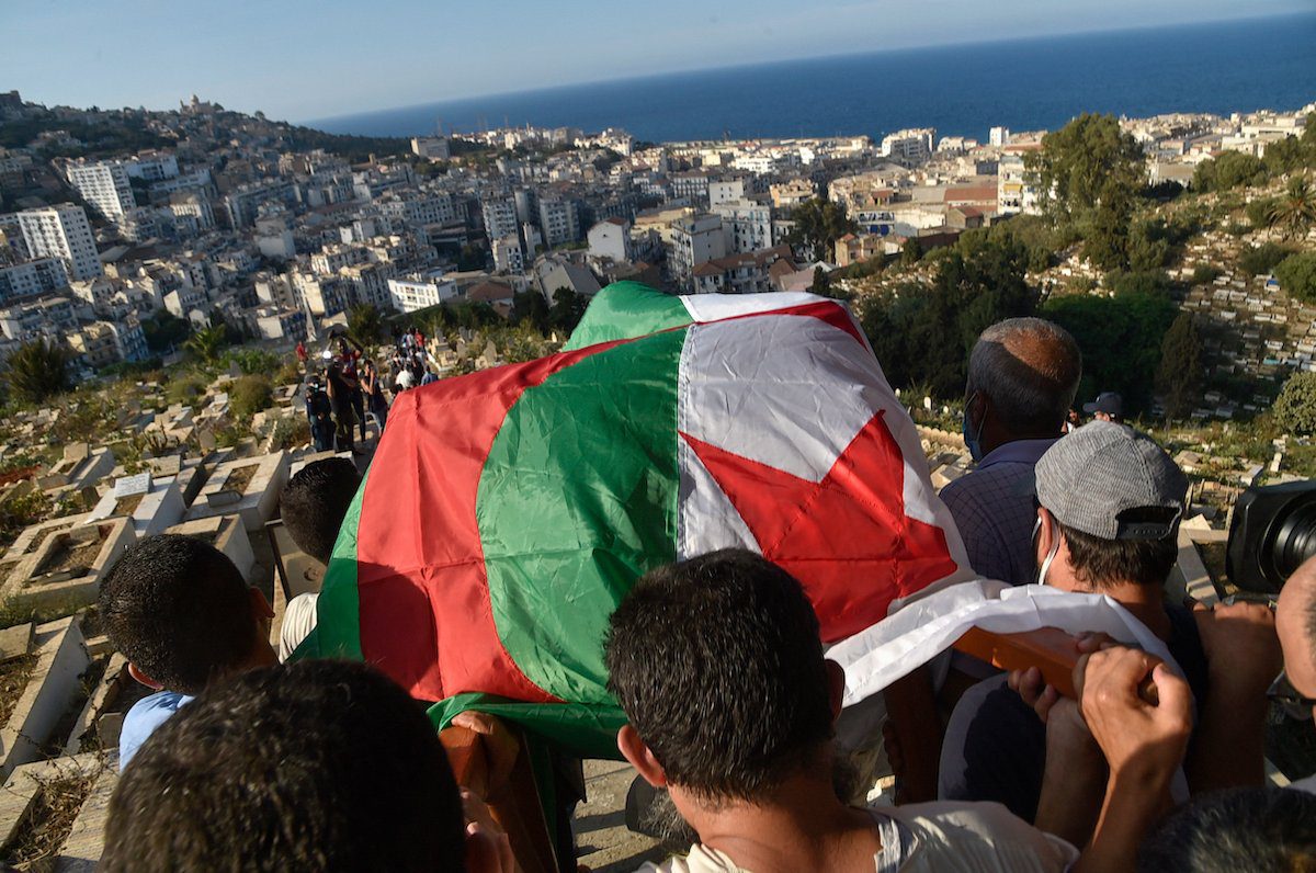 Velório de Yacef Saadi, ex-líder da Frente de Libertação Nacional (FLN), no cemitério el Kettar, em Argel, capital da Argélia, 11 de setembro de 2021 [RYAD KRAMDI/AFP via Getty Images]
