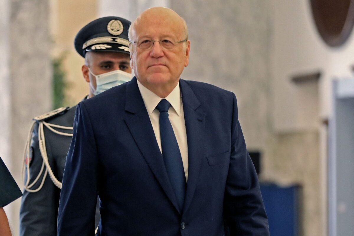 O primeiro-ministro libanês designado Najib Mikati chega para a primeira reunião de gabinete no palácio presidencial em Baabda, a leste da capital Beirute, em 13 de setembro de 2021 [Anwar Amro/AFP via Getty Images]
