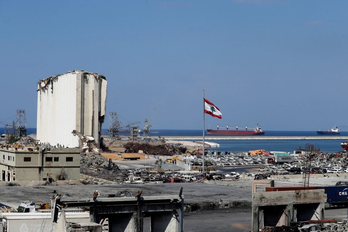 Uma visão geral mostra o porto devastado da capital do Líbano, Beirute, em 14 de setembro de 2021 [Joseph Eid/AFP via Getty Images]
