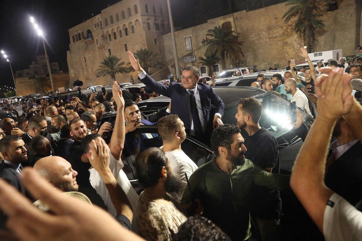 O primeiro-ministro interino da Líbia, Abdulhamid Dbeibah, cumprimenta uma multidão na Praça dos Mártires de Trípoli, em 21 de setembro de 2021 [Mahmud Turkia/AFP via Getty Images]
