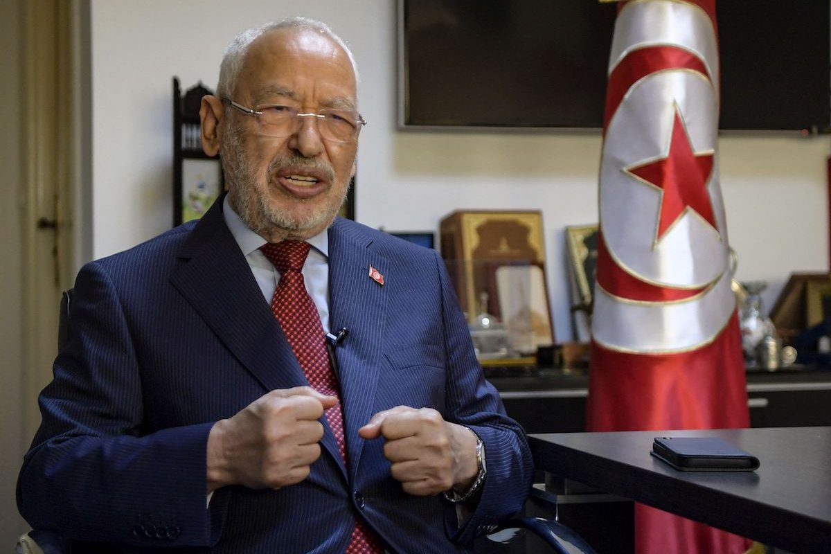 O presidente do parlamento tunisino e líder do partido Ennahdha, Rached Ghannouchi, fala durante uma entrevista com a AFP, em seu escritório na capital Túnis, no dia 23 de setembro de 2021. [FETHI BELAID/AFP via Getty Images] 
