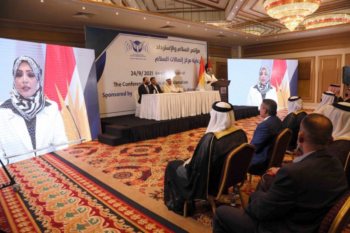 Mais de 300 iraquianos, incluindo líderes tribais, participaram de uma conferência no Curdistão autônomo organizada por um grupo de reflexão dos EUA exigindo a normalização das relações entre Bagdá e Israel, disseram os organizadores, em 24 de setembro de 2021 [Safin Hamed/AFP via Getty Images]
