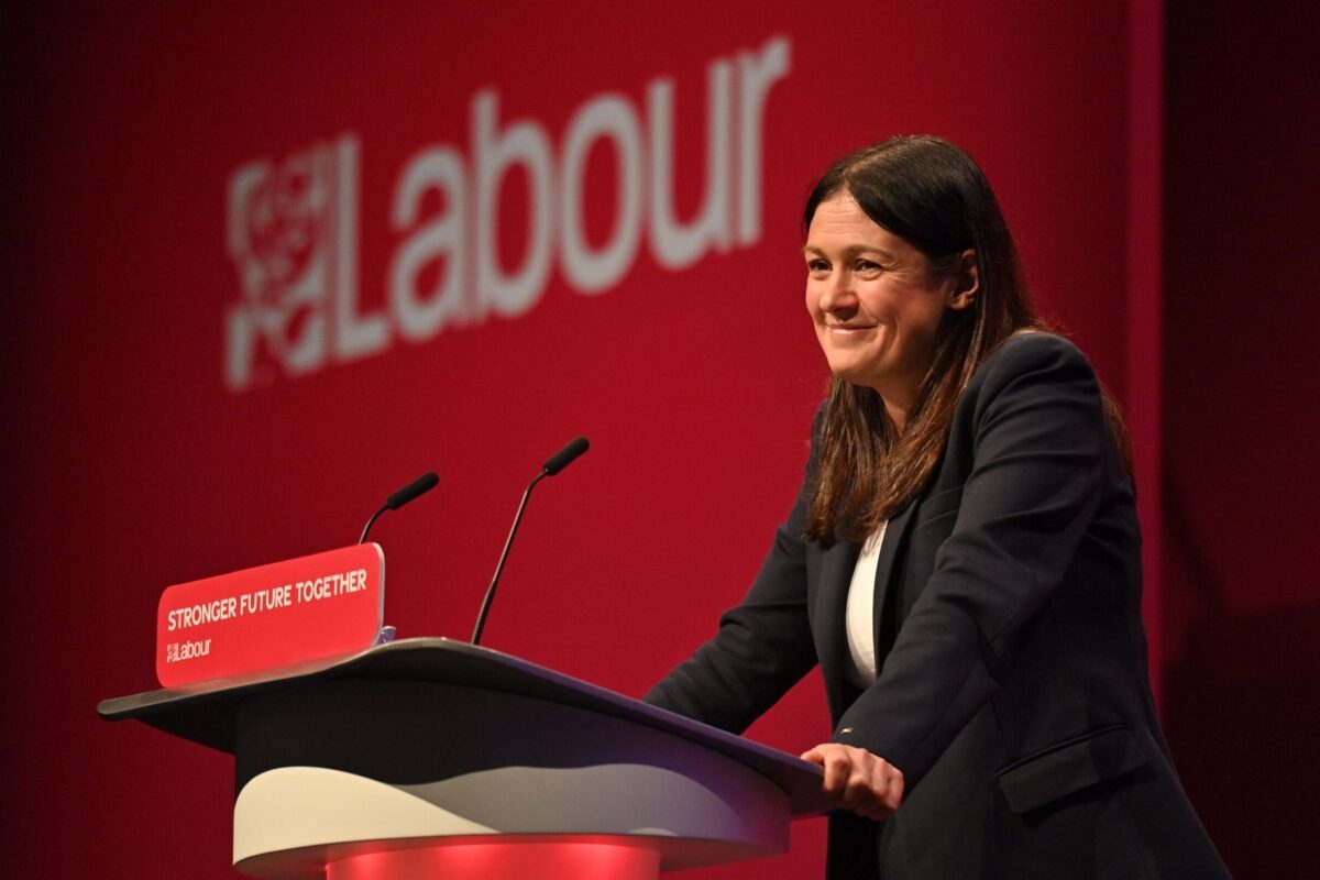 A secretária de Relações Exteriores do Trabalho, Lisa Nandy, fala no palco no terceiro dia da conferência anual do Partido Trabalhista em Brighton, na costa sul da Inglaterra, em 27 de setembro de 2021 [Justin Tallis/AFP via Getty Images]
