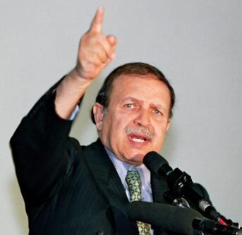 O candidato presidencial argelino Abdelaziz Bouteflika nominalmente independente, mas apoiado pelo ex-único partido no poder da Argélia, a Frente de Libertação Nacional, faz um discurso durante uma reunião eleitoral, em 09 de abril de 1999, em Bechar, cerca de 1200 km ao sul de Argel [Manoocher Deghati/AFP via Getty Images]