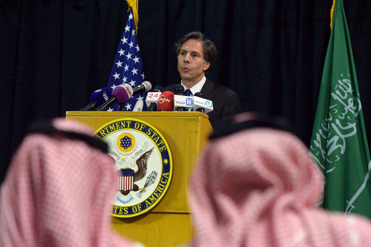 Antony Blinken, então vice-secretário do Departamento de Estado dos Estados Unidos, durante coletiva de imprensa na capital saudita Riad, em 7 de abril de 2015 [AHMED FARWAN/AFP via Getty Images]
