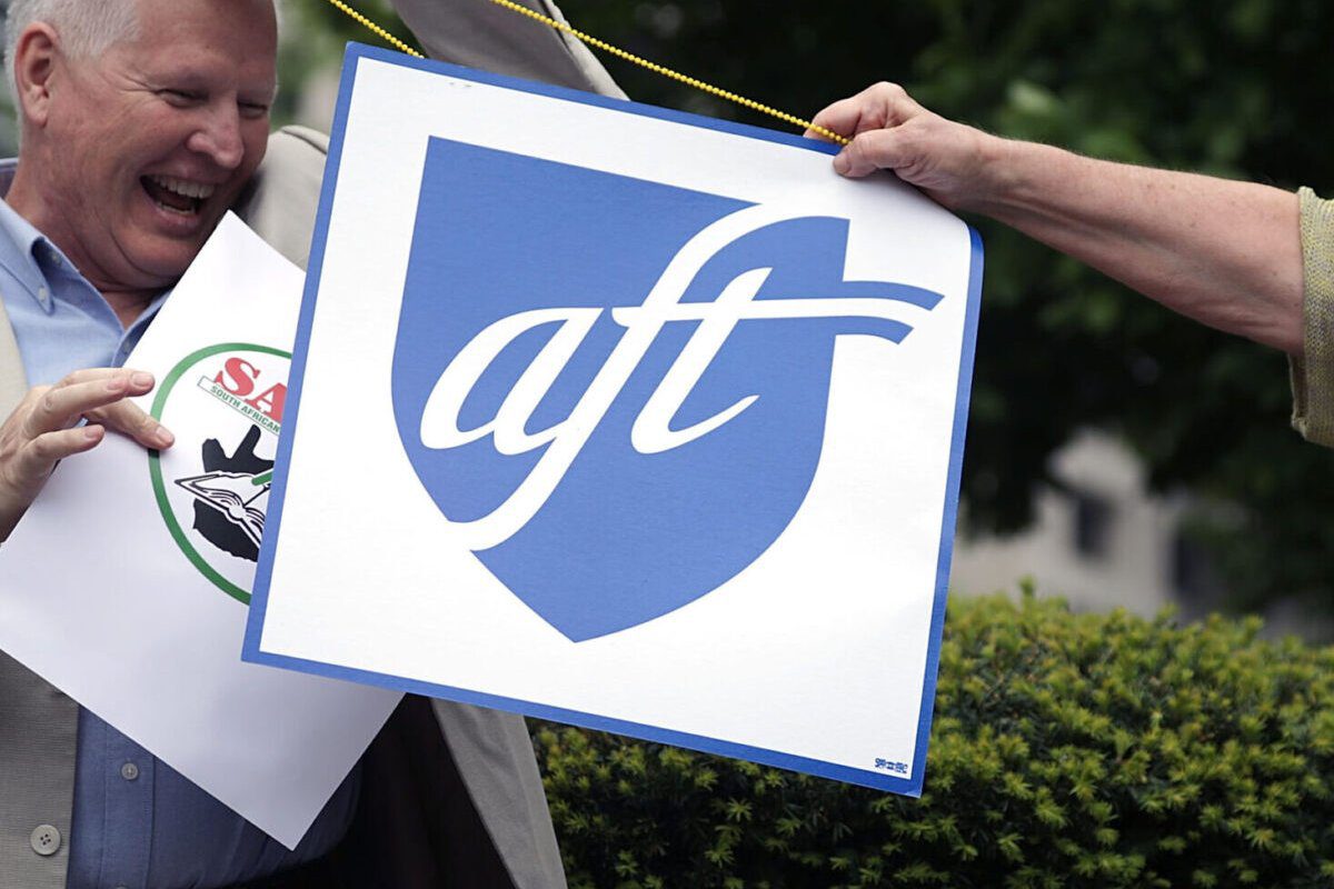 Logotipo da Federação Americana de Professores, em Washington DC, 21 de abril de 2017 [Chip Somodevilla/Getty Images]
