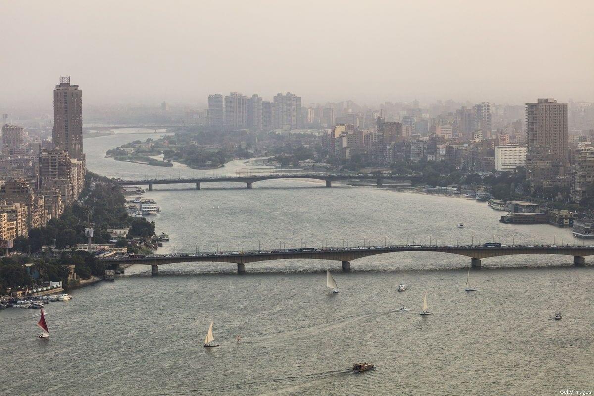 Barcos navegam no Rio Nilo, perto da Ponte da Universidade do Cairo, na capital do Egito, em 24 de setembro de 2017 [David Degner/Getty Images]
