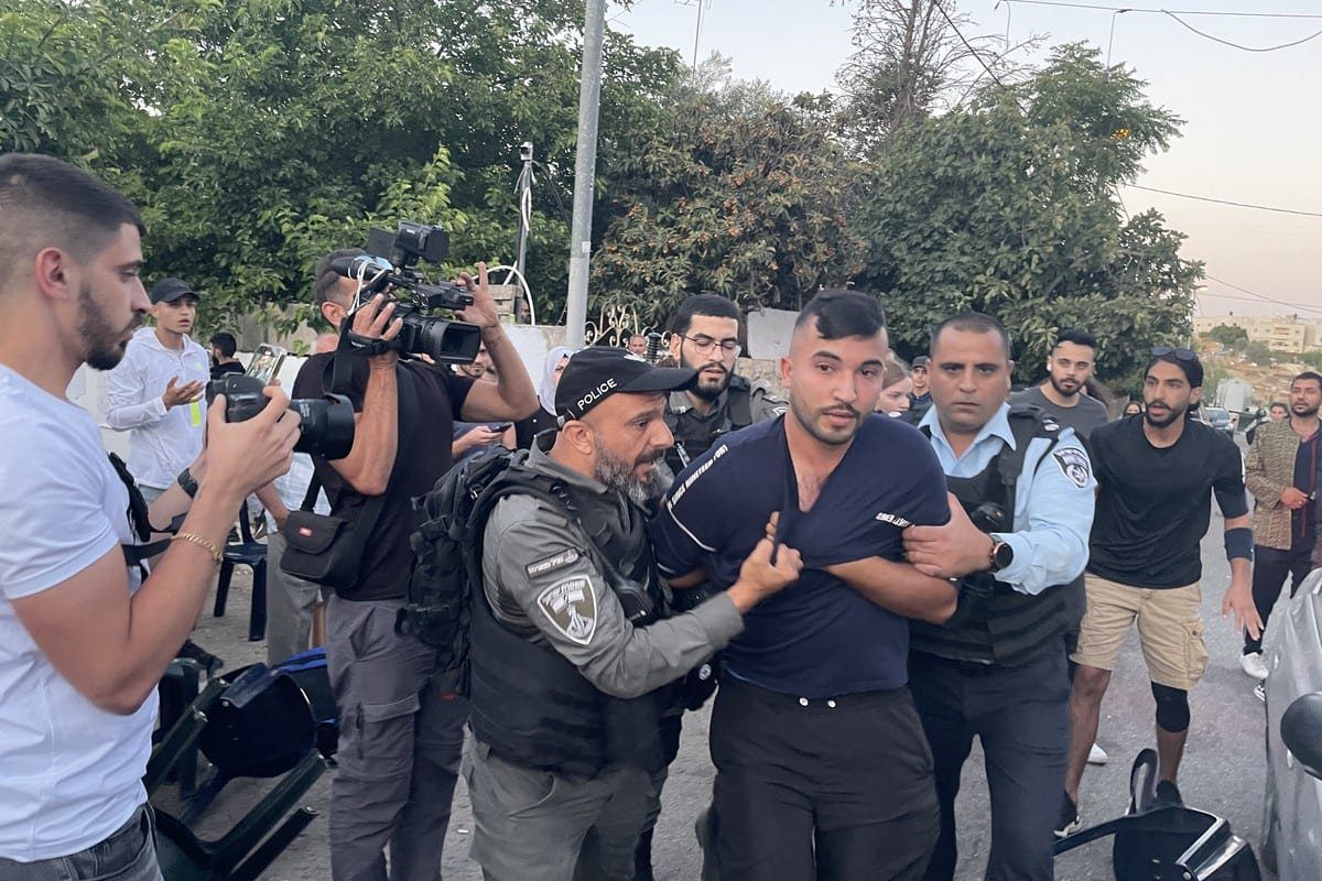 As forças israelenses, que invadiram o painel, intervieram nos palestinos e prenderam 4 pessoas, incluindo dois membros da imprensa, no bairro Sheikh Jarrah de Jerusalém Oriental, em 27 de maio de 2021 [Mostafa Alkharouf/Agência Anadolu]