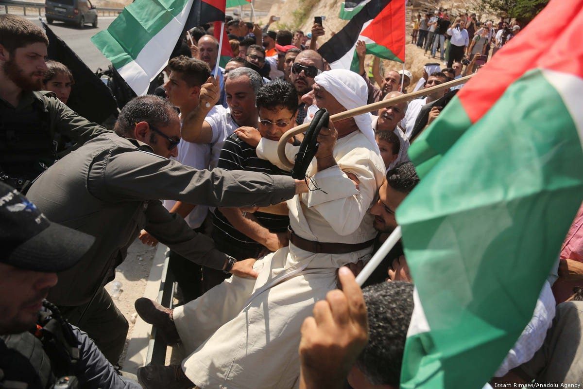 Forças de ocupação israelenses invadem a vila beduína de Khan Al-Ahmar na Cisjordânia, em 14 de setembro de 2018 [Issam Rimawi/Agência Anadolu]
