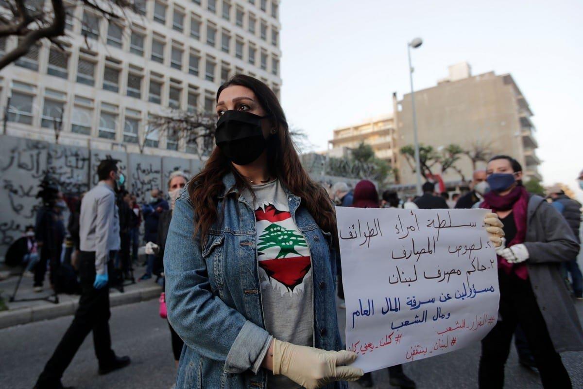 Manifestantes libaneses se reúnem em frente ao prédio do banco central em Beirute em meio a uma crise econômica, em 23 de abril de 2020 [Anwar Amro/AFP/Getty Images]
