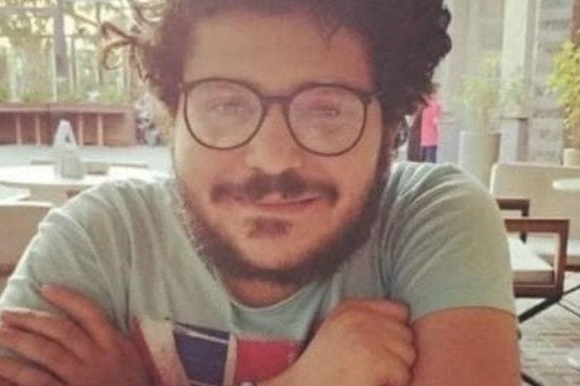Patrick George Zaki, pesquisador de direitos humanos sequestrado por policiais egípcios após chegar ao país norte-africano de Bolonha, Itália, para visitar sua família [Human Rights Monitor/Twitter]
