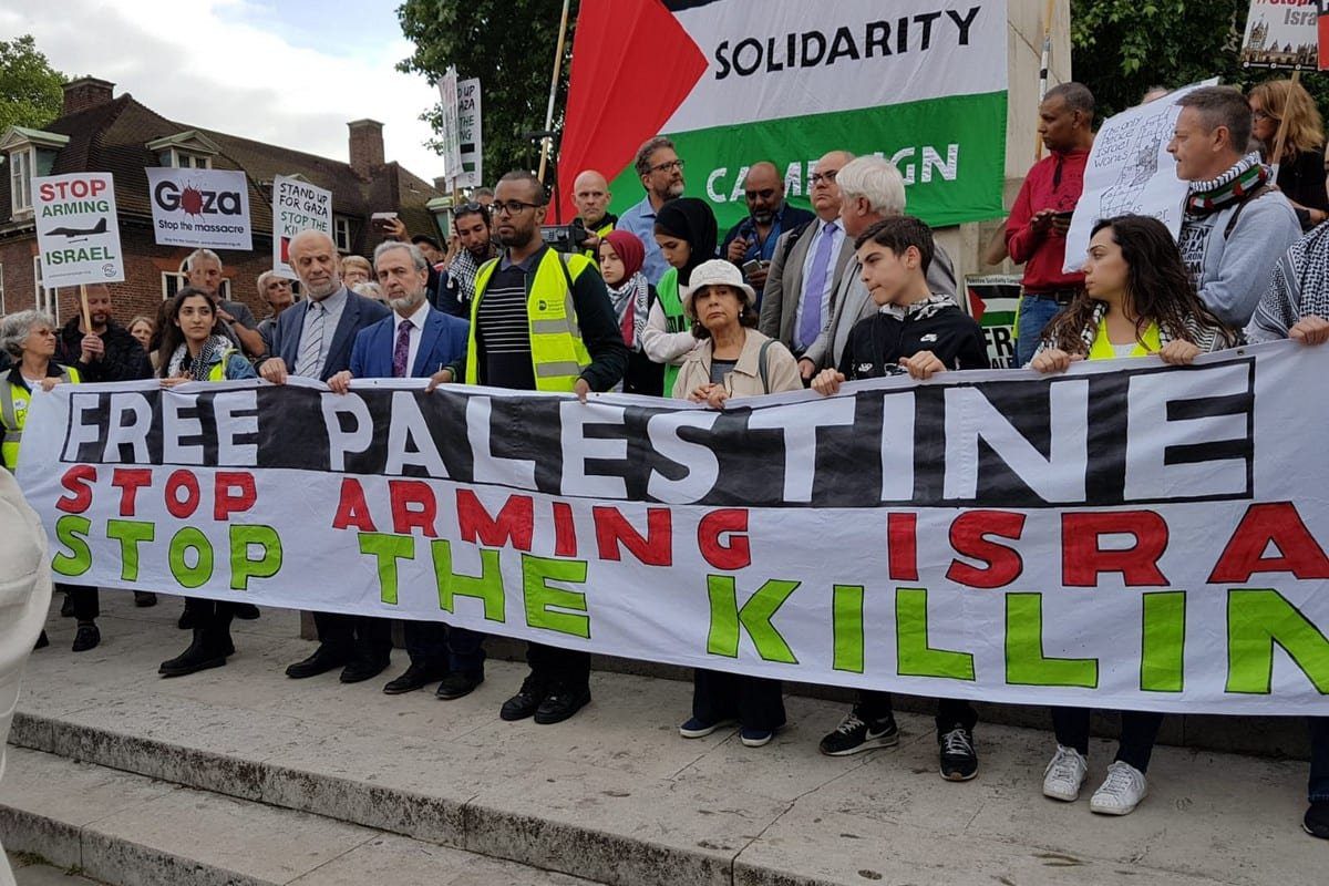 Faixa de protesto pede que pare a venda de armas aos militares israelenses. Em Londres, Reino Unido [Campanha de Solidariedade à Palestina]
