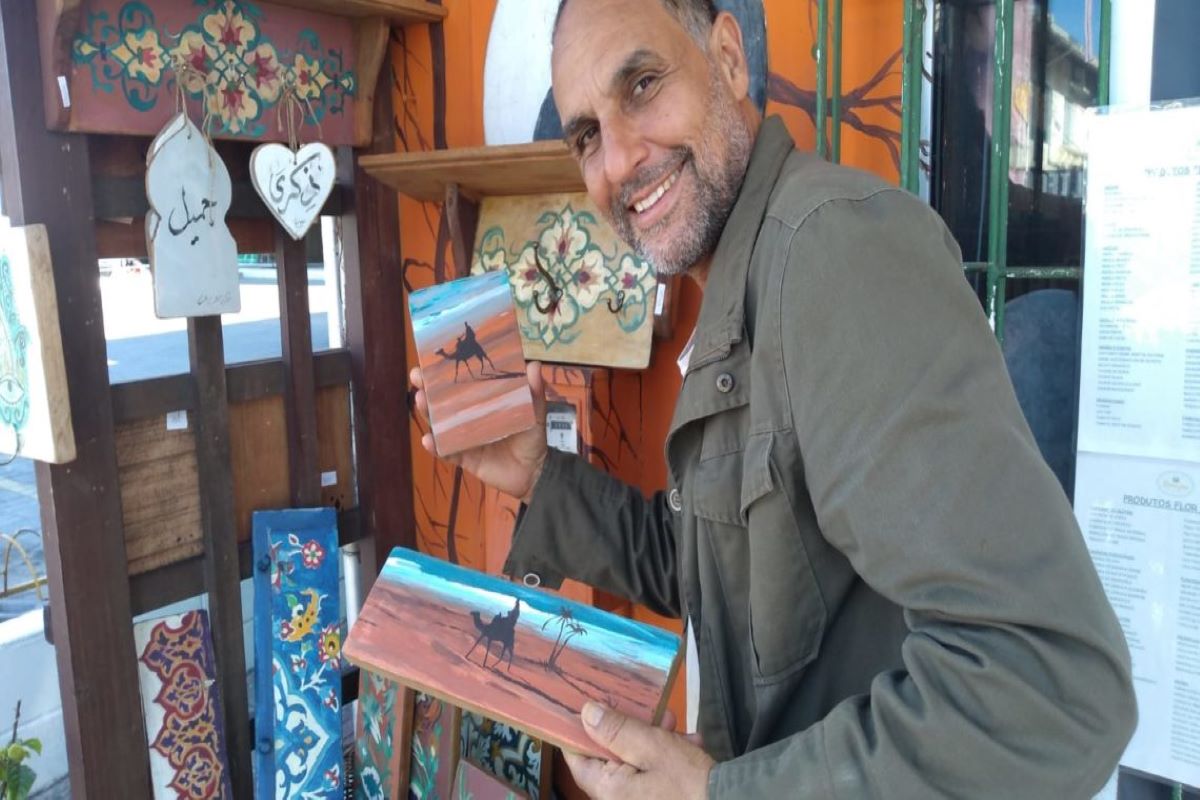 O marroquino Abdelaziz Bahsain vive na capital catarinense há 11 anos e produz itens de decoração no estilo marroquino, como bancos, mesas e armários, além de telas com motivos árabes. Ele também oferece caligrafia árabe e gastronomia, entre outros serviços.
