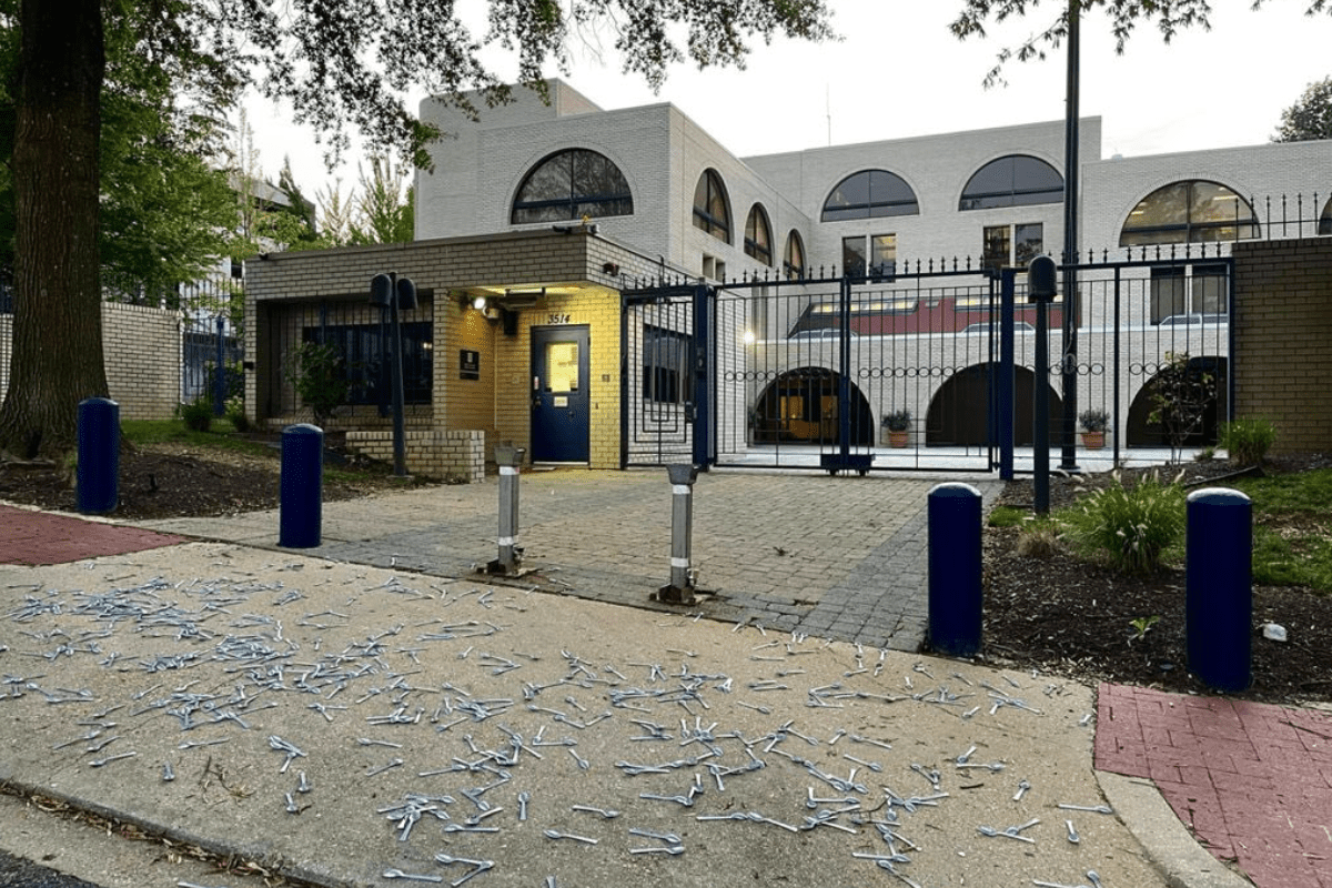 Manifestantes jogam centenas de colheres em frente à embaixada de Israel em Washington, DC, pedindo liberdade aos prisioneiros palestinos, em 12 de setembro de 2021 [Reprodução/PYM]

