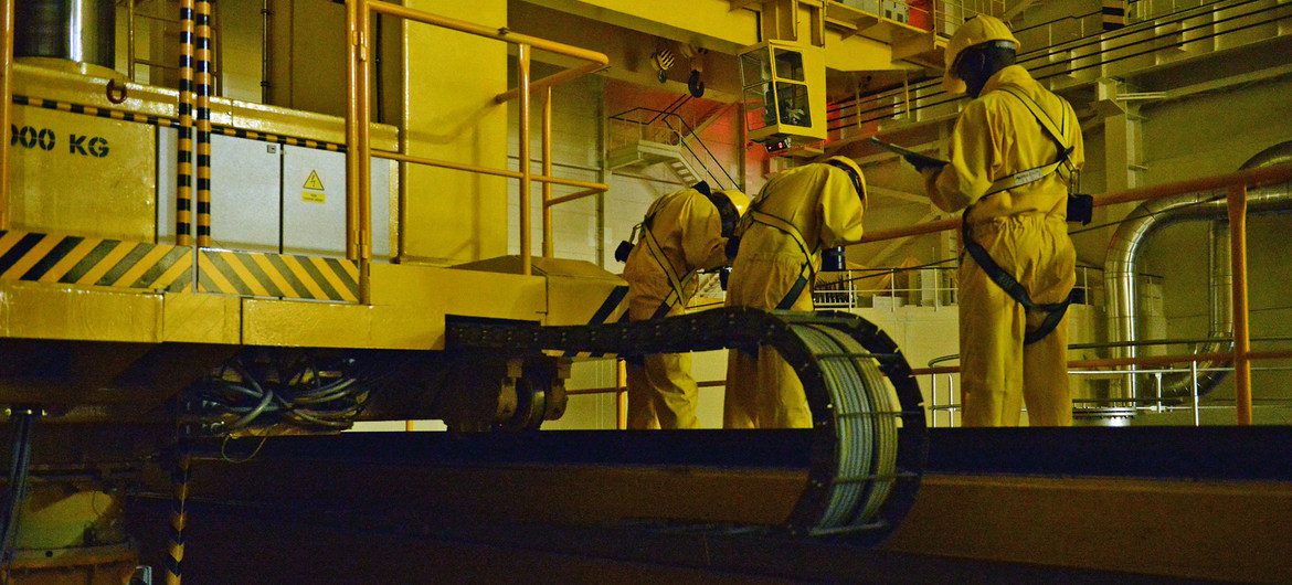 A Aiea trabalha para garantir a segurança de plantas nucleares como esta, na República Checa.
[Foto: IAEA/Dean Calma]