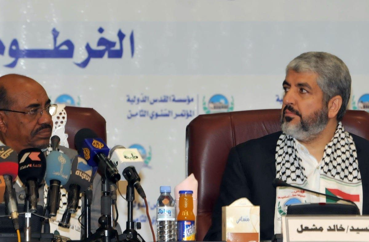 O chefe exilado do Hamas Khaled Meshaal (R) senta-se ao lado do ex-presidente sudanês Omar al-Beshir durante a abertura da oitava conferência da Fundação Internacional Al-Quds (Jerusalém) na capital sudanesa Cartum em 6 de março de 2011 [EBRAHIM HAMID / AFP via Getty Images ]
