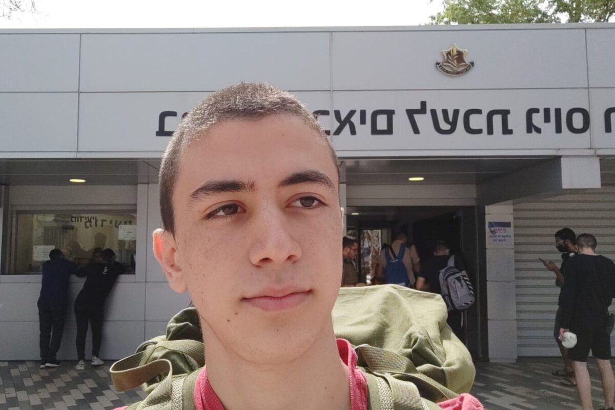 Eran, israelense de 19 anos, preso por recusar-se a servir o exército da ocupação na Palestina [Refuser Network]
