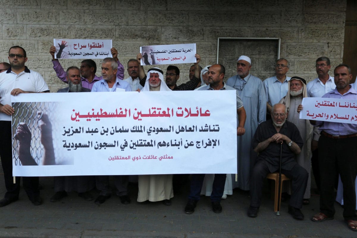Protesto em solidariedade aos prisioneiros mantidos nas cadeias sauditas, em frente ao escritório da Cruz Vermelha na Cidade de Gaza, 16 de outubro de 2019 [Ashraf Amra/Apaimages]