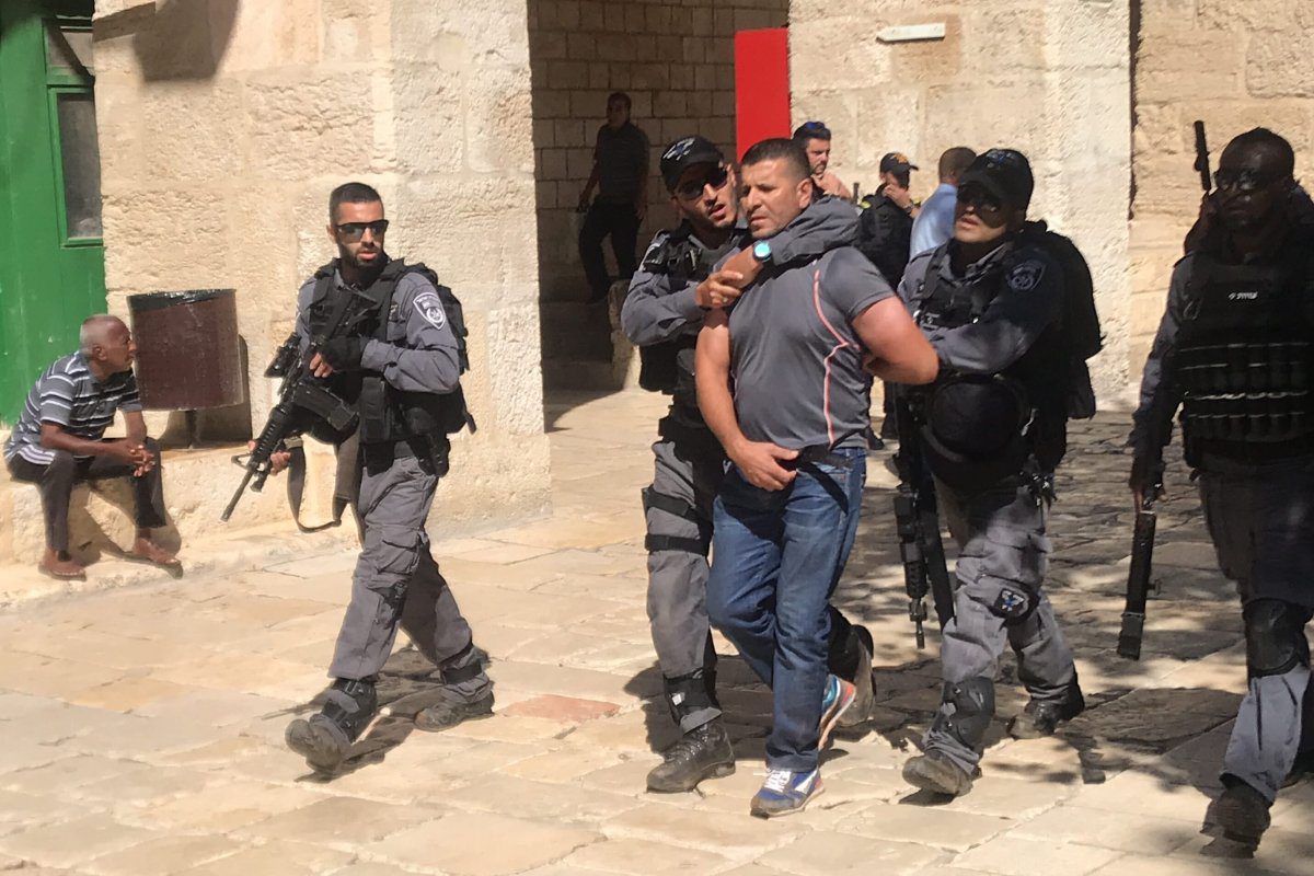 Colonos israelenses invadem o complexo da Mesquita de Al-Aqsa sob escolta de soldados da ocupação, em Jerusalém, 18 de setembro de 2018 [Waqf Islâmico de Jerusalém]

