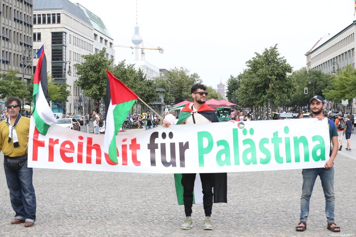 Manifestantes exibem faixa com os dizeres “Liberdade para a Palestina”, em ato contra a política israelense de demolir casas palestinas em Jerusalém ocupada, em frente ao Portão de Brandemburgo, Berlim, 30 de julho de 2019 [Erbil Basay/Agência Anadolu]
