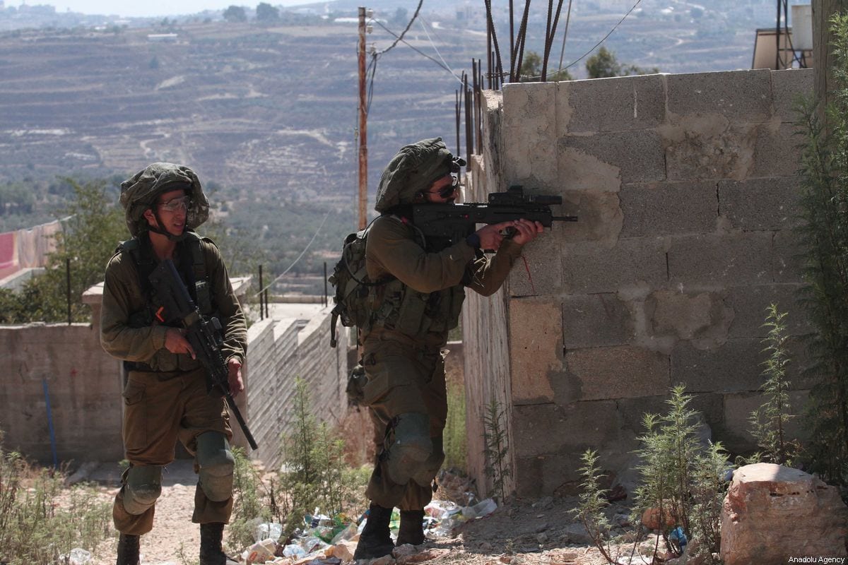 Forças israelenses reprimem protestos palestinos contra a construção de assentamentos judeus e o muro de separação na vila de Qafr Qaddum, em Nablus, Cisjordânia. Em 6 de setembro de 2019. [Nedal Eshtayah/Agência Anadolu]
