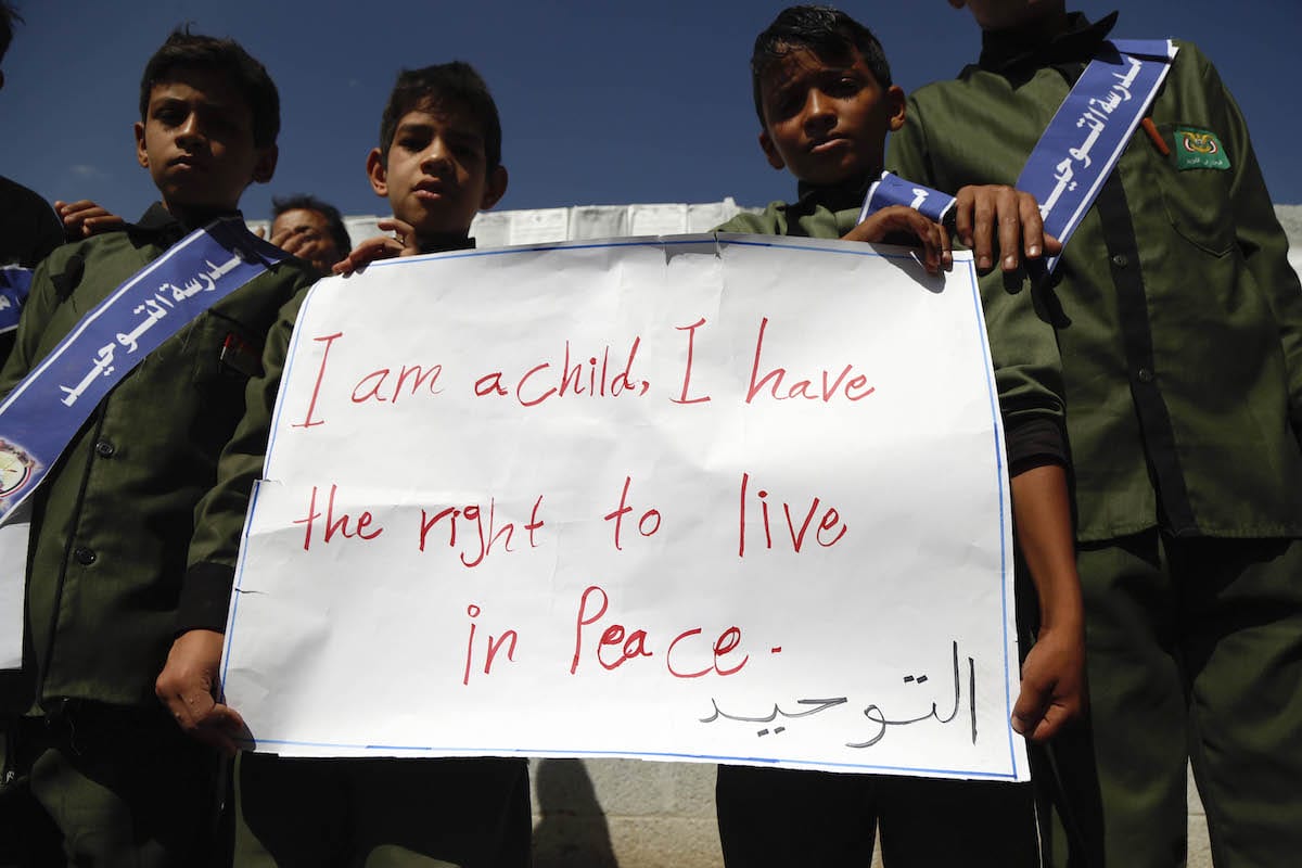 Crianças se reúnem para uma manifestação como parte do Mundo Dia das Crianças, o dia global de ação da UNICEF em frente ao prédio da Sede das Nações Unidas em Sanaa, Iêmen, em 20 de novembro de 2019. [Mohammed Hamoud - Agência Anadolu]


O Fundo das Nações Unidas para a Infância (Unicef) alertou ontem sobre o "perigo imediato" para a segurança e o bem-estar de pelo menos 1.000 mulheres e crianças detidas em centros de detenção de refugiados na Líbia.

"Aproximadamente 751 mulheres e 255 crianças estão entre os milhares de migrantes e requerentes de asilo detidos nas recentes prisões em massa realizadas pelas autoridades líbias em diferentes partes da capital", disse o UNICEF em comunicado, apontando que os menores incluem "cinco crianças desacompanhadas e 30 bebês. "

"Crianças migrantes e refugiadas na Líbia continuam a enfrentar graves violações dos direitos da criança, incluindo detenção arbitrária", disse Cristina Brugiolo, representante especial da Unicef na Líbia. "As crianças são mantidas em condições devastadoras e desumanas nesses centros de detenção. Podemos presumir que o número real de crianças detidas pode ser muito maior, já que muitos meninos são supostamente colocados em celas com homens adultos."

No início deste mês, as autoridades líbias lançaram campanhas de prisão em Trípoli, visando migrantes irregulares.

De acordo com a organização Médicos Sem Fronteiras, a campanha de prisões, na qual foi usada violência, teve como alvo pelo menos cinco mil pessoas, incluindo migrantes e refugiados que foram detidos em condições deploráveis.

A Unicef e outras organizações humanitárias exortaram as autoridades líbias a "proteger as crianças e impedir que sejam separadas de seus pais, responsáveis ​​e familiares".

Também pediu a "libertação imediata de todas as crianças dos centros de detenção em toda a Líbia".
