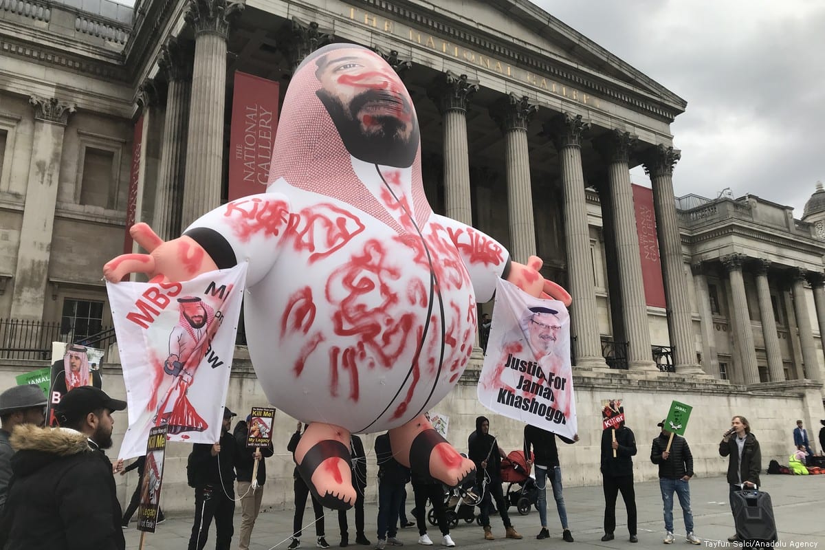 Pessoas seguram faixas enquanto se reúnem para protestar contra o príncipe herdeiro da Arábia Saudita Mohammad bin Salman e exigir justiça pelo jornalista saudita assassinado Jamal Khashoggi em Trafalgar Square em Londres, Reino Unido, em 3 de outubro de 2019. [Tayfun Salcı/Agência Anadolu]
