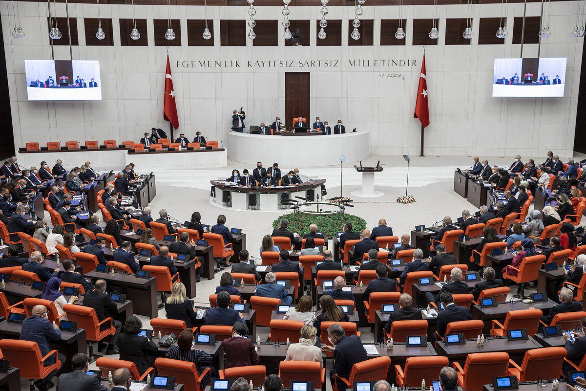 O parlamento da Turquia, na terça-feira, ratificou uma moção de prorrogação da autorização para lançar operações antiterroristas transfronteiriças no norte do Iraque e na Síria por mais dois anos, informa a Agência de Notícias Anadolu.